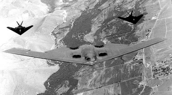 B-2 Spirit lopakodó nehézbombázó, az amerikai támadások első hullámainak meg­határozó harceszköze