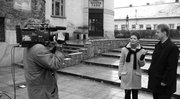 Szeiberling Krisztina műsorvezető interjút készít Kovács Miklóssal, a KMKSZ elnökével a volt beregszászi Arany Páva étterem előtt