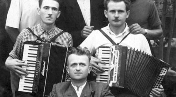 Muzsikusok a 60-as évek elejéről. Köztük Simon Ferenc harmonikás (jobbról).