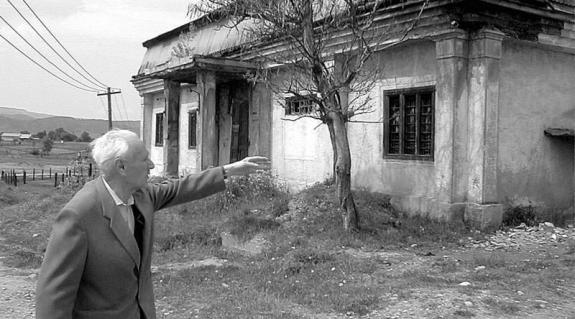 Teinel Zoltán az aknaszlatinai kultúrház lepusztult épülete előtt