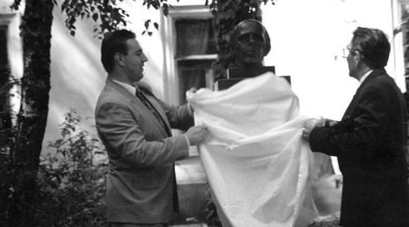 1999: Kovács Miklós és Hámori József leleplezi az emlékművet