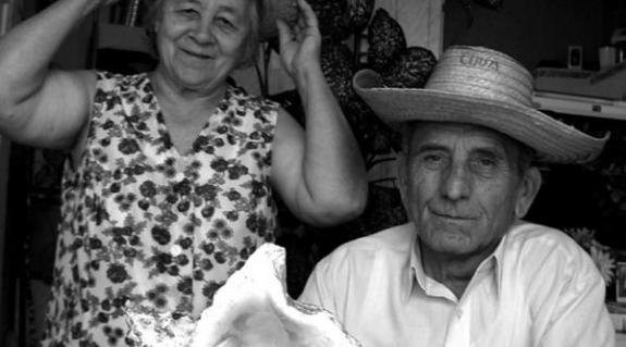 Babics Mihály és felesége, Vera, a Kubából hozott szuvenirekkel