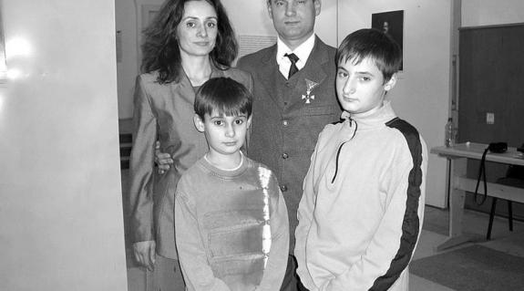 Matl Péter családjával a kitüntetés átvétele után