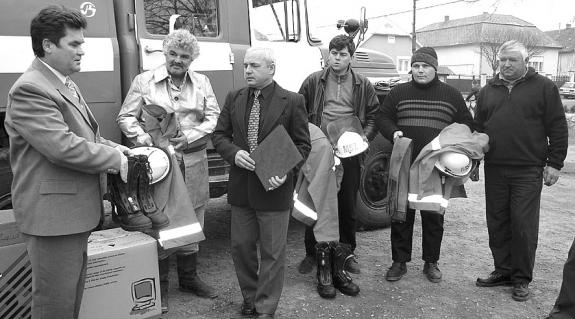 Pornyák Sándor átnyújtja az adományt a nagyberegi tűzoltóknak és Bálint András polgármesternek