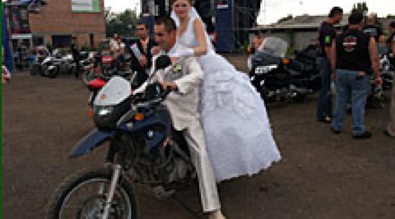Volt, aki az esküvőjét is megszakította a motorostalálkozó kedvéért