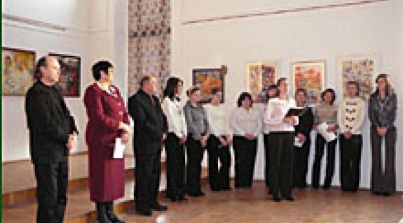 A kiállítás megnyitója:Riskó György, Orosz Ildikó, Sin József és a leánykórus