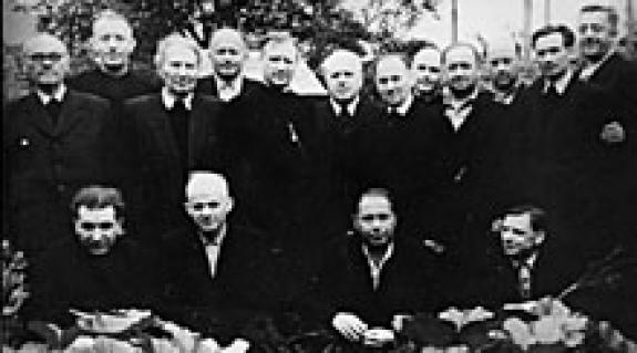 Lőrincz István atya az álló sorban balról a harmadik