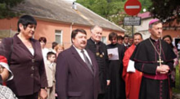 Orosz Ildikó, Bacskai József és Majnek Antal püspök az ünnepségen