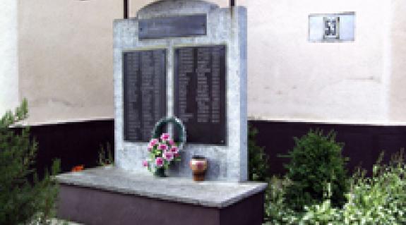 Az 1944-es elhurcoltak emlékműve a református templom udvarán