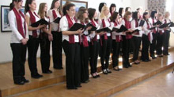 A vendéglátók, a Rákóczi-főiskola énekkara