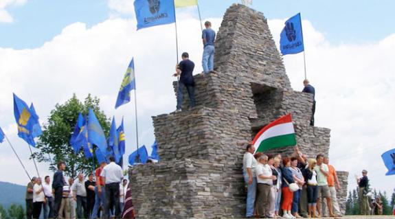 A szvobodások egy magyar turistacsoport jelenlétében tűzték ki a háromágú szigonyt formázó ukrán címert a magyar emlékjel csúcsára