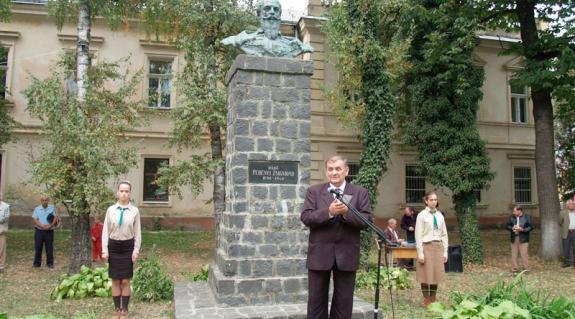 Lezsák Sándor, a Magyar Országgyűlés alelnöke beszédet mond báró Perényi Zsigmond szobránál Nagyszőlősön
