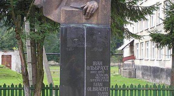Ivan Olbracht szobra Alsókalocsán
