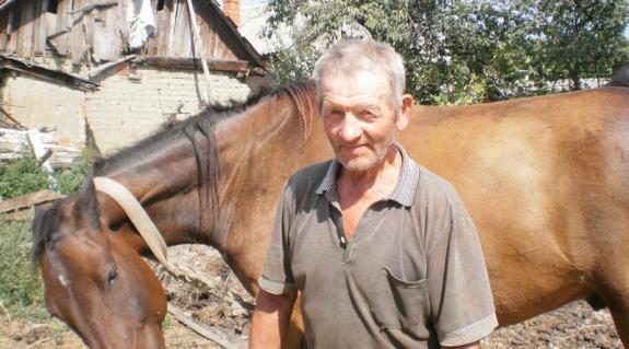 Szlovján Péter egyik hűséges „segítőtársával”