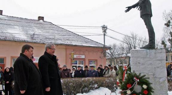 Fazekas Sándor vidékfejlesztési miniszter megkoszorúzza a Petőfi-szobrot