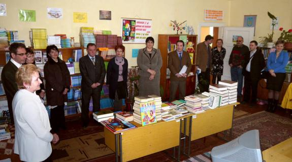 Az ajándékkönyvek átadása az iskola könyvtárában