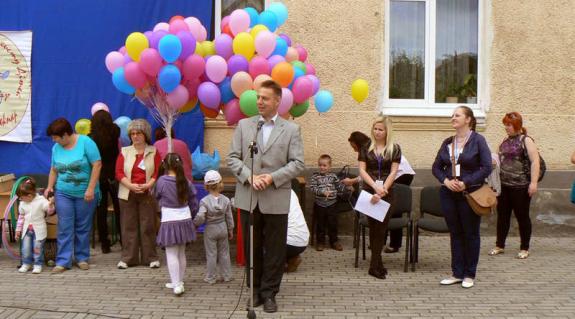 Csapon Kovács Miklós, a KMKSZ elnöke köszönti a gyermeknap résztvevőit