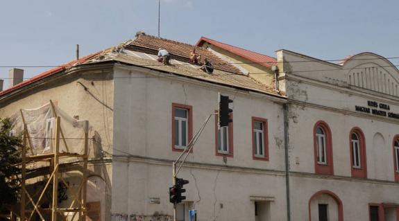 Felújítás alatt a beregszászi magyar színház épülete