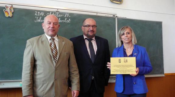 Dr. Nagy Ignác, dr. Brenzovics László és Roszpopa Katalin, a Gyulai Általános Iskola igazgatója