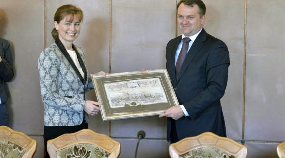 Az Ukrajnában jószolgálati látogatáson tartózkodó Herczegh Anita, Áder János köztársasági elnök felesége és Lemberg megye kormányzója, Oleh Szinyutka találkozója Lembergben