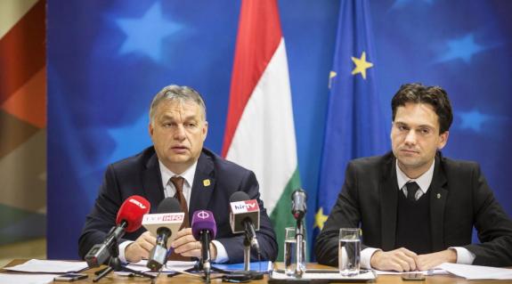 Orbán Viktor miniszterelnök (b) sajtótájékoztatót tart az Európai Unió csúcstalálkozója után Magyarország Állandó Képviseletén Brüsszelben. Mellette Havasi Bertalan, a Miniszterelnöki Sajtóiroda vezetője. MTI Fotó: Miniszterelnöki Sajtóiroda/Szecsődi Balázs