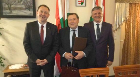 Varga Béla (középen) az emlékplakett átvétele után Magyarország Ungvári Főkonzulátusán