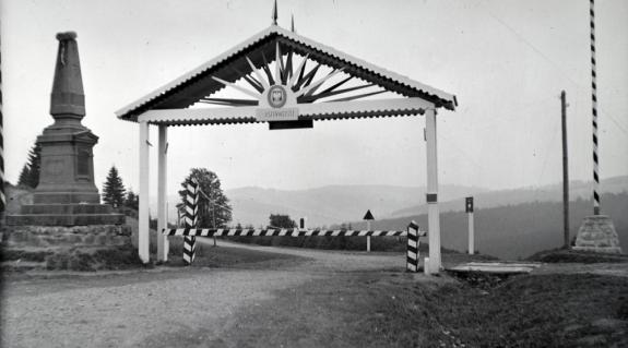 Vereckei-hágó. Lengyel–magyar határ, 1939 a Millennium idején felállított emlékobeliszk és a győzelmi kapu Forrás: Fortepan (Adományozó: Sattler Katalin)