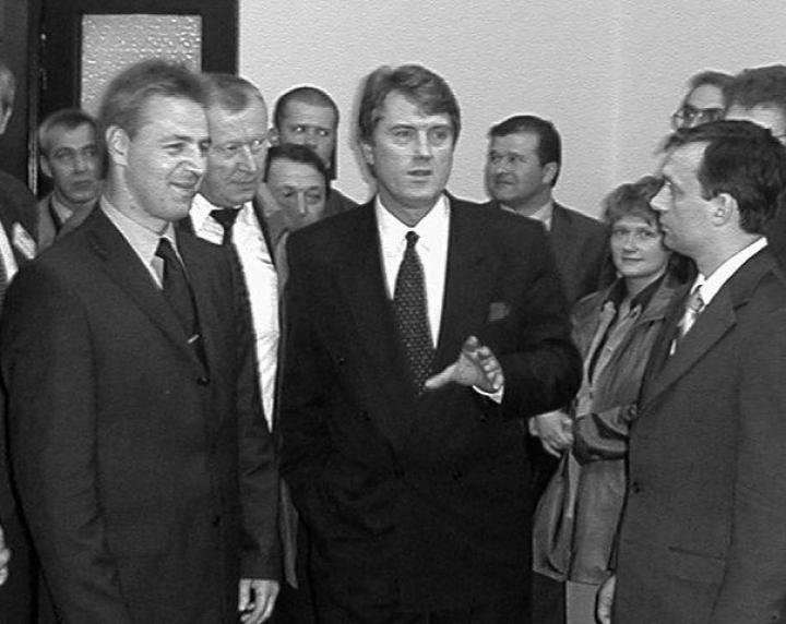 Orbán Viktor, Viktor Juscsenko és Kovács Miklós (felvételün­kön jobbról balra) a KMKSZ Ung-parti székházában
