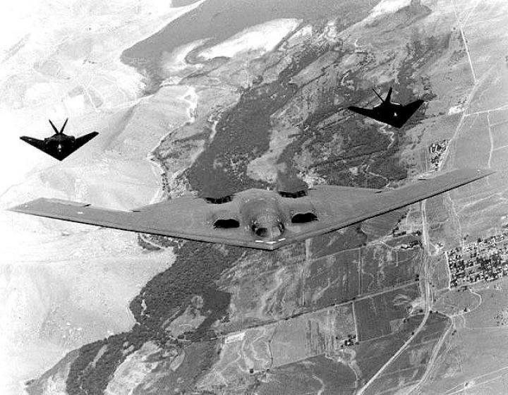 B-2 Spirit lopakodó nehézbombázó, az amerikai támadások első hullámainak meg­határozó harceszköze