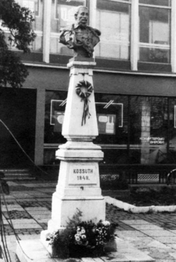 A técsői Kossuth-szobor