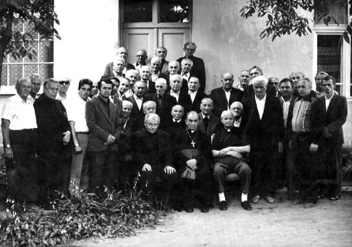 Együtt a régi és az új generáció. Görög katolikus papi gyűlés 1990-ben Lelekács János lakásán. Középen Margitics Iván, Szemedi János és Halavács József püspökök