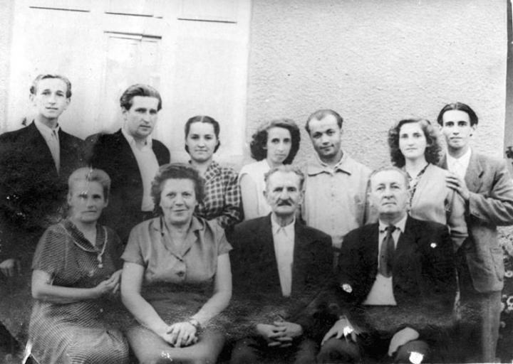 Az első sor jobb és bal szélén Gönczy Pál és felesége, a hátsó sorban gyermekeik láthatók