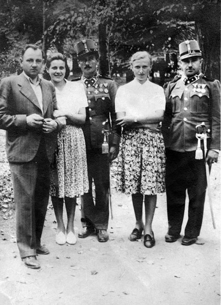 Egy felvétel a háborús időkből: Judit és férje (balról jobbra)
