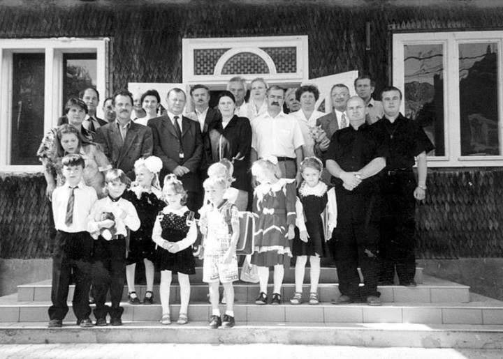 A magyar I. osztály szeptember 1-jei tanévnyitó ünnepsége: Illés Éva tanítónő (középen), kis tanítványai és vendégeik