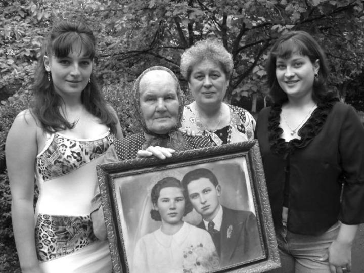 Szadvári Etelka, kezében az esküvői fotóval, lánya, Mária és dédunokái