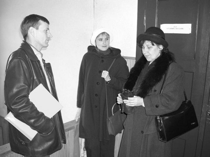 Tóth István , Himcsuk Katalin és Puka Éva a tárgyalóterem előtt