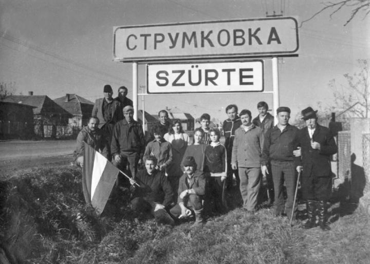 A szürtei magyar helységnévtáblák felállítói 1989-ben