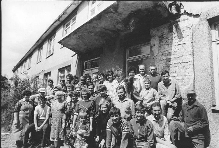 Az aknaszlatinai magyar iskola önkéntes építői 1989-ben