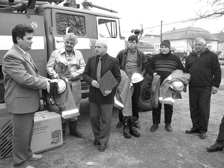 Pornyák Sándor átnyújtja az adományt a nagyberegi tűzoltóknak és Bálint András polgármesternek