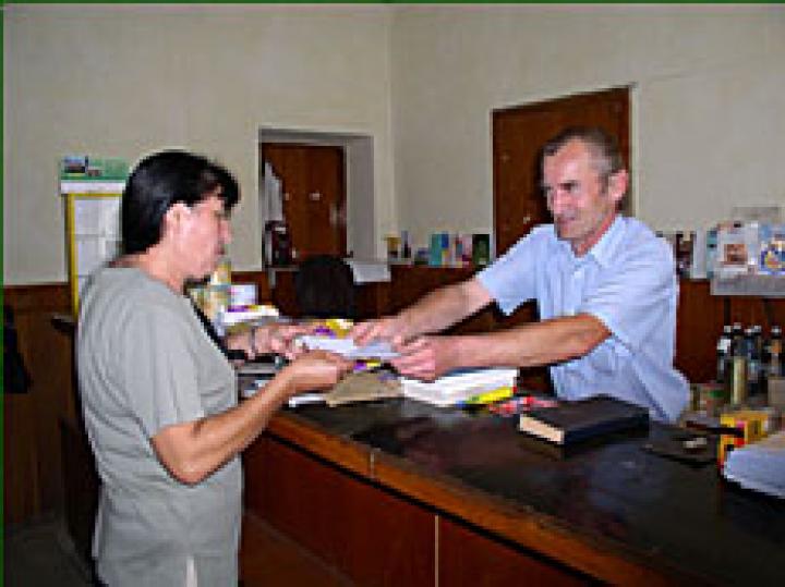 Buzási István ügyintézés közben