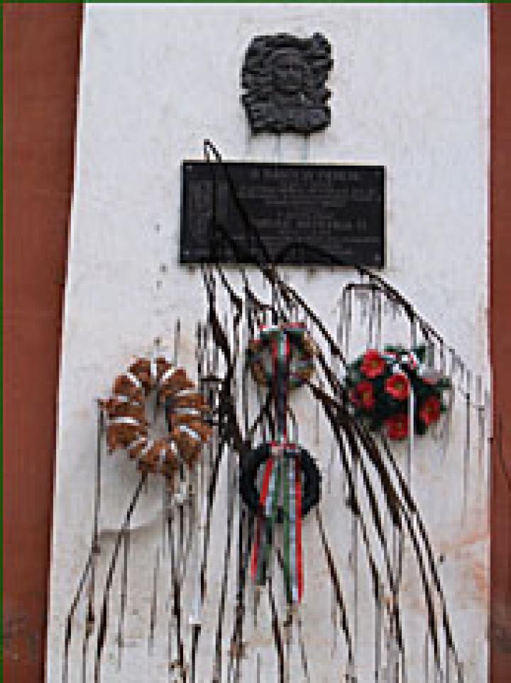 A megrongált Rákóczi-emléktábla A megrongált Rákóczi-emléktábla