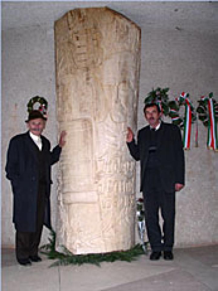 Felavatták a Kölcsey-emlékoszlopot (id. Sari József és az emlékmű alkotója, Balázs István)