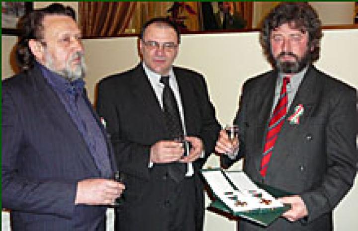 Képünkön: Benkő György (balról), Magyar László (jobbról) és aki gratulál, Erfán Ferenc képzőművész