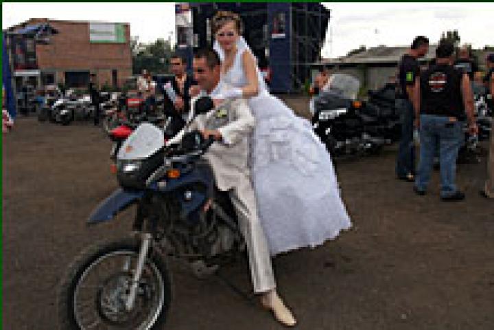 Volt, aki az esküvőjét is megszakította a motorostalálkozó kedvéért