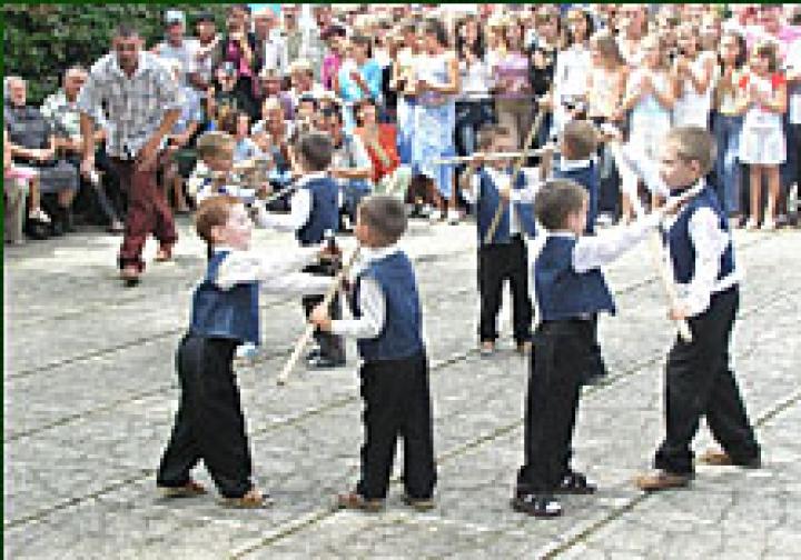 Csizmár Béla, a Beregszászi Járási Tanács elnöke köszönti Bótrágy község ünneplő közönségét a hagyományos falunap alkalmából.