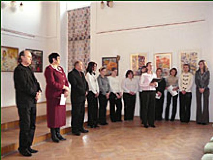 A kiállítás megnyitója:Riskó György, Orosz Ildikó, Sin József és a leánykórus