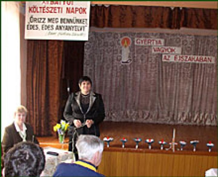 Dr. Orosz Ildikó, a KMPSZ elnök asszonya megnyitja a bátyúi vers- és prózamondó versenyt