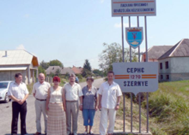 Szernyén és Barkaszón is átadták a KMKSZ által adományozott kétnyelvű falunévtáblát