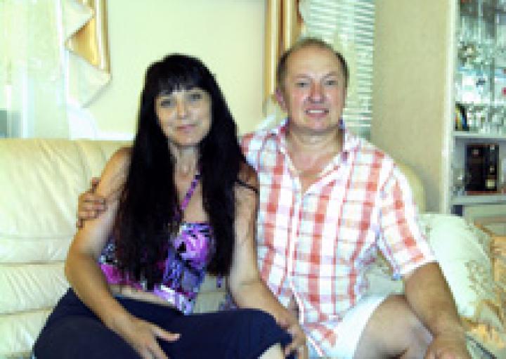 Néma Lajos, egykori tanár, jelenleg vállalkozó, feleségével