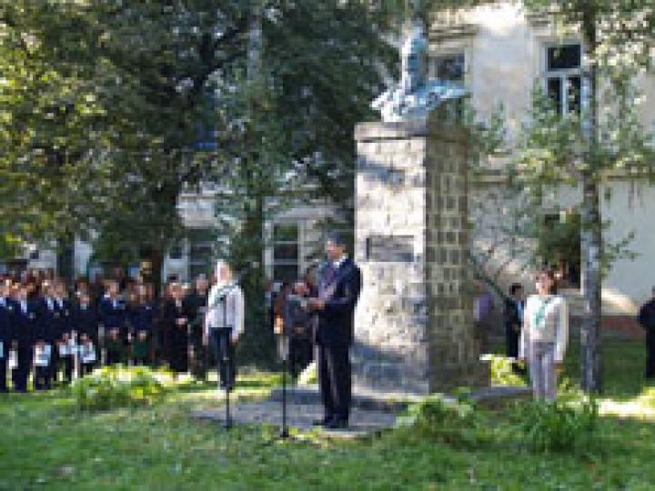 Kövér László, a Magyar Országgyűlés elnöke beszédet mond a nagyszőlősi Perényi-emlékműnél